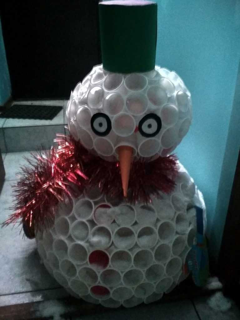 Делаем снеговика из пластиковых стаканчиков своими руками (мастер-класс к новому году)!