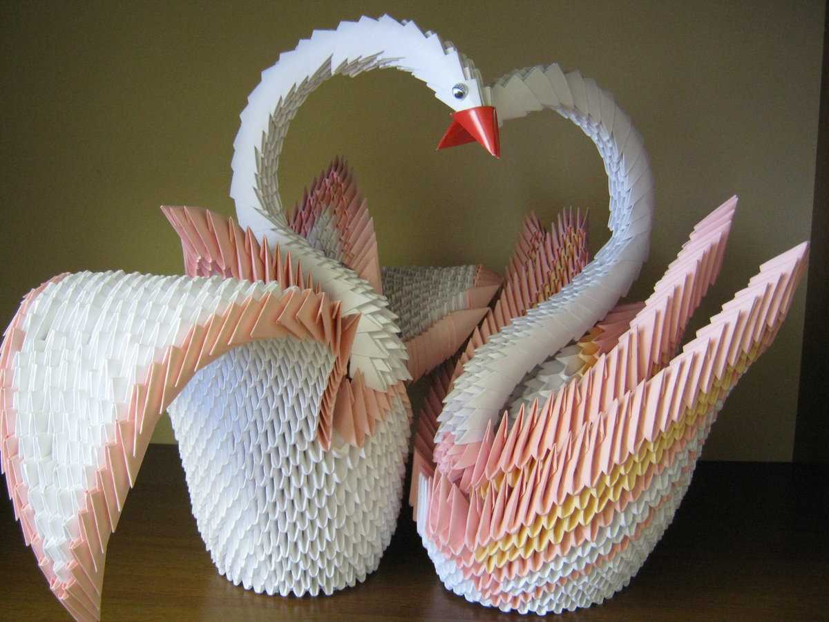 Лебеди из бумаги для детей. Оригами модули лебедь. Лебедь шипун оригами. Оригами лебедь из бумаги.