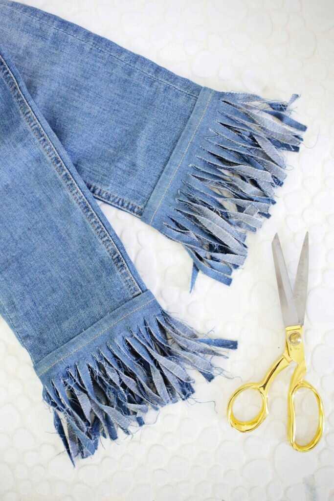 Как обрезать джинсы внизу по-модному в домашних условиях с сохранением фабричного края вручную, без машинки