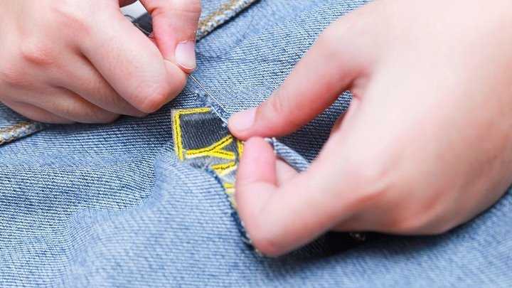 Как зашить дырку на джинсах — между ног, на коленке, вручную