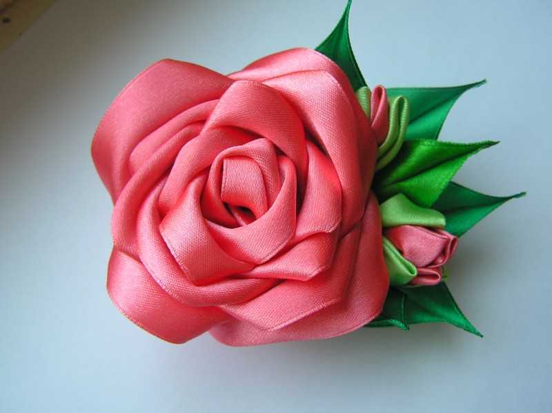 Урок создания бутона и цветка розы из атласных лент