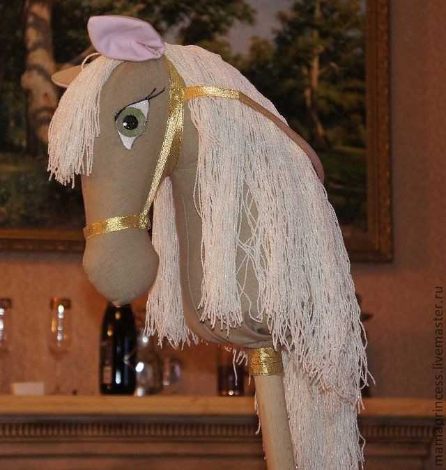 Вот, наконец, я и завершила вязание коня Антуана, символа приближающегося нового года синей лошади, которое доставило мне очень большое удовольствие  Я вязала около недели, по вечерам урыва