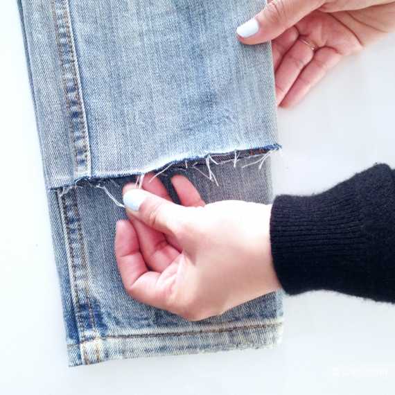 Как обрезать джинсы внизу по модному в домашних условиях в 2020: фото-идеи пошагово