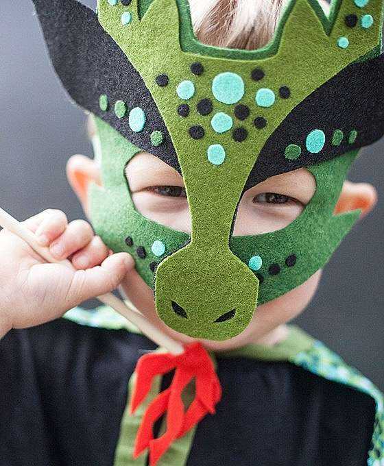 Маски на голову изготовленные своими руками способны превратить в карнавал любой детский праздник Оригинальные поделки можно создать из бумаги картона и других материалов всего за полчаса