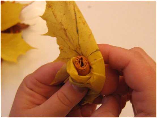 Роза из кленовых листьев своими руками: пошаговый мастер-класс с поэтапными фото и видео-уроками для начинающих