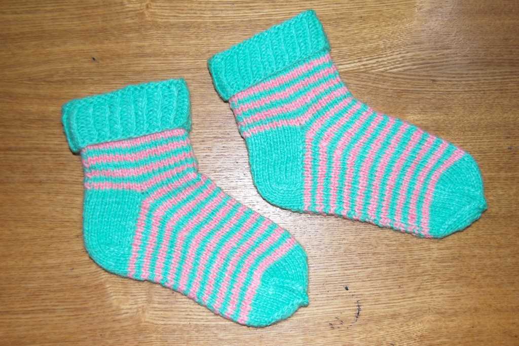 Носочки связать детям. Вязаные носки. Вязаные носочки для малышей. Детские носки спицами. Носки спицами для детей.