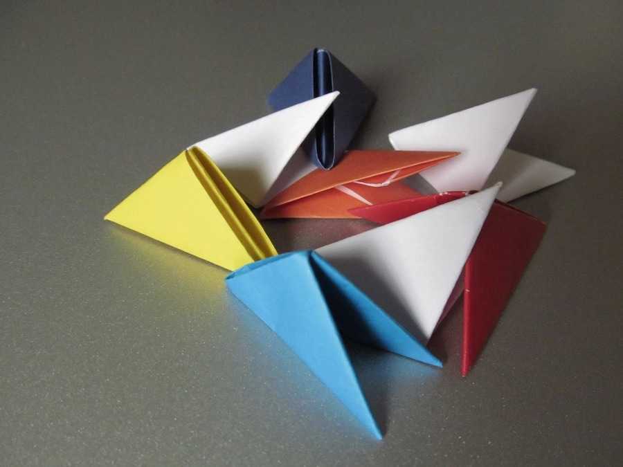 Модульное оригами для начинающих советы по подбору бумаги для модульного оригами инструкция по созданию бумажных модулей треугольной формы бесплатный мастер-класс по созданию стрекозы из модулей треугольной формы советы и поэтапные фото