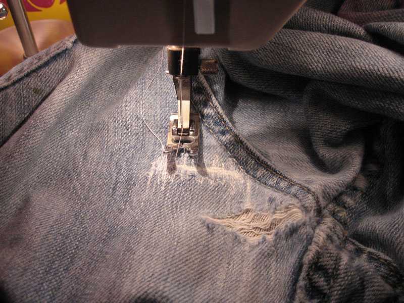 Как отремонтировать джинсы, порванные на колене: мастер-класс