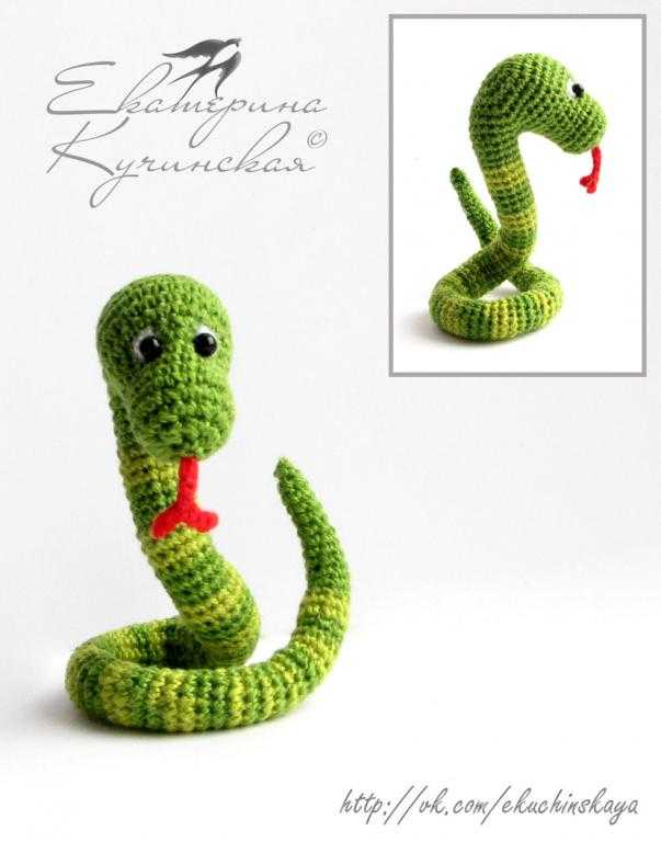 Схемы вязания крючком змей. Вязаные змейки крючком амигуруми. Вязаные игрушки змейка. Вязаные игрушки змеи. Вязаная змея крючком.