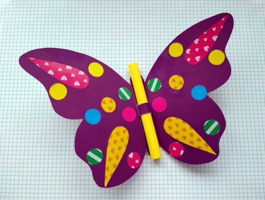 Бабочки для детей 2 3 лет. Поделка бабочка. Бабочка поделка для детей. Бабочки из цветного картона. Аппликация. Бабочки.