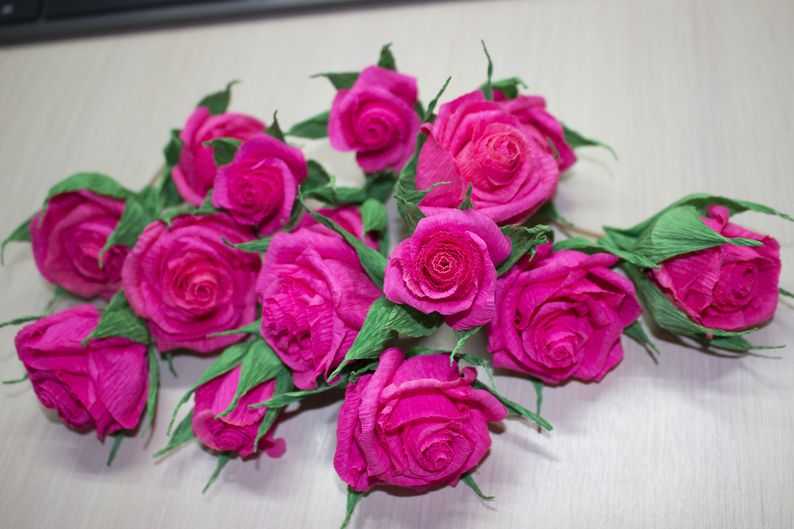 Розы из гофрированной бумаги — самые простые способы сделать цветы