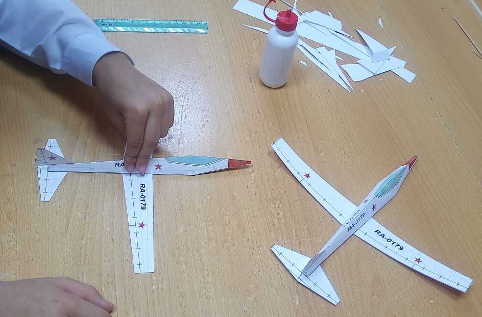 Как сделать самолет из картона и подручных материалов: мастер класс для начинающих по созданию военных истребителей