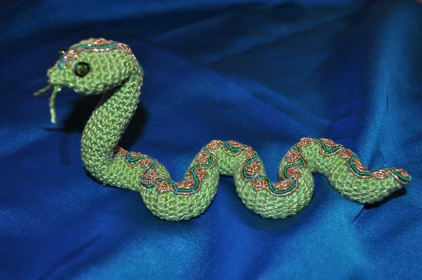 Схемы вязания крючком змей. Вязаная змея. Вязаная змейка крючком. Вязаные змеи крючком. Змея связанная крючком.