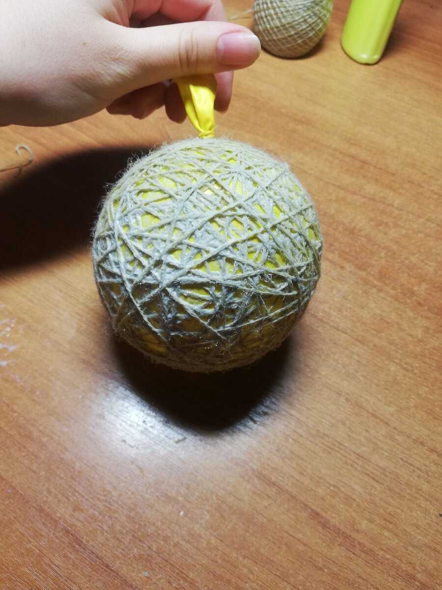 Как сделать шар из ниток: своими руками, пошагово, с помощью пва
