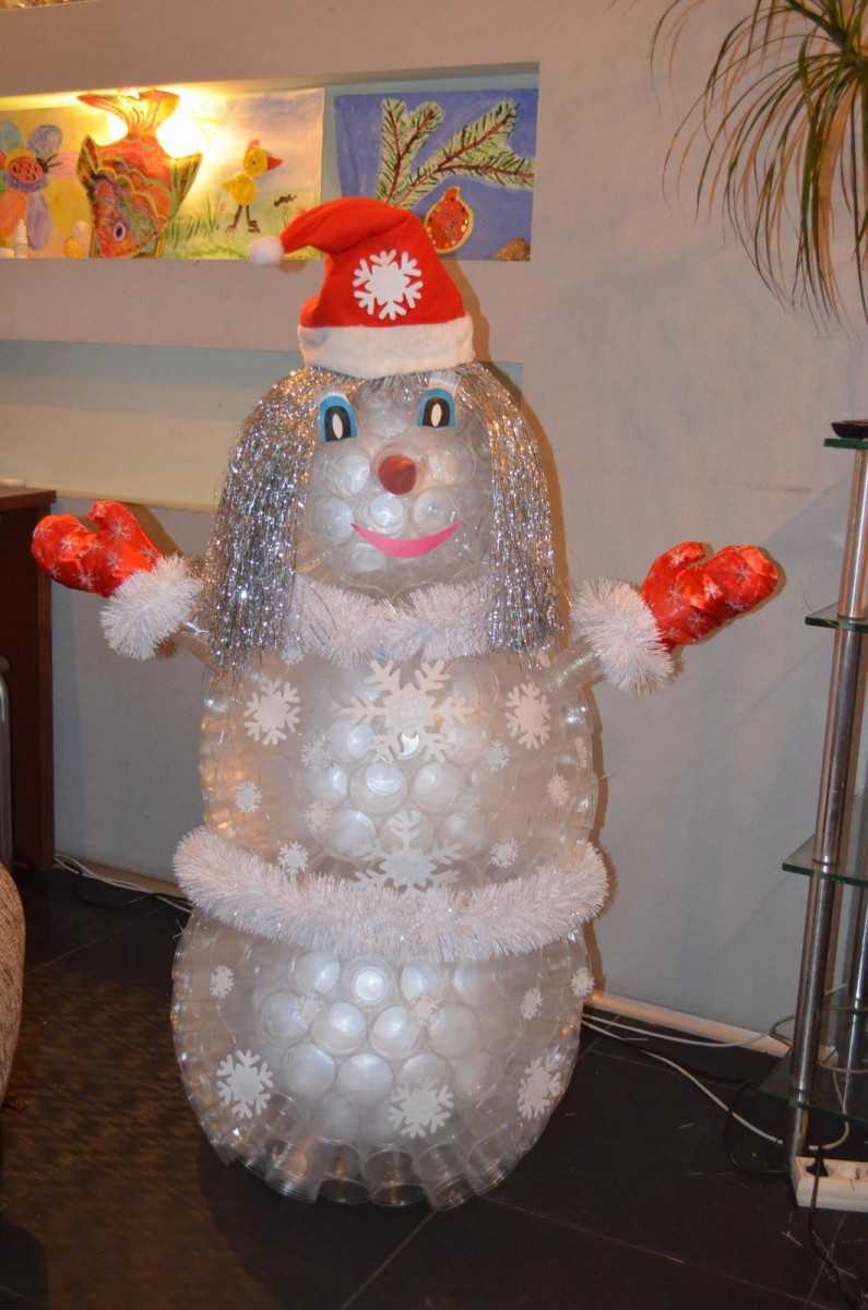 Снеговик из пластиковых стаканчиков своими руками: пошаговое изготовление