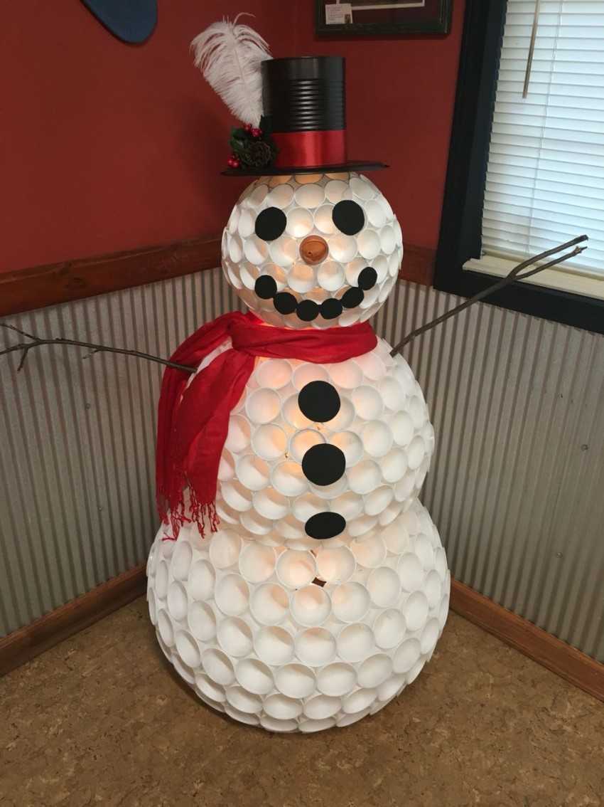 Делаем снеговика из пластиковых стаканчиков своими руками (мастер-класс к новому году)!