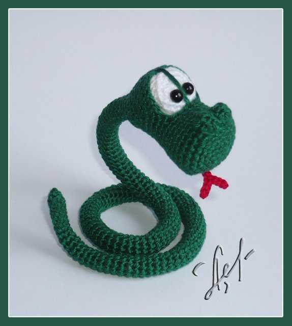 Схемы вязания крючком змей. Змея амигуруми. Вязаная игрушка змея. Игрушки амигуруми змея. Вязаные змеи крючком.