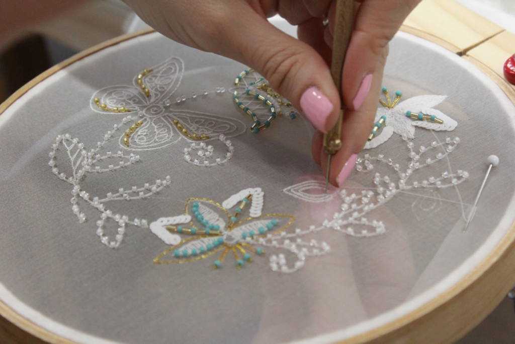 Декоративная техника вышивания люневильским крючком