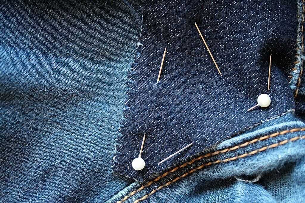Как зашить штаны – вручную и на машинке штопаем дырки брюк - валентайн