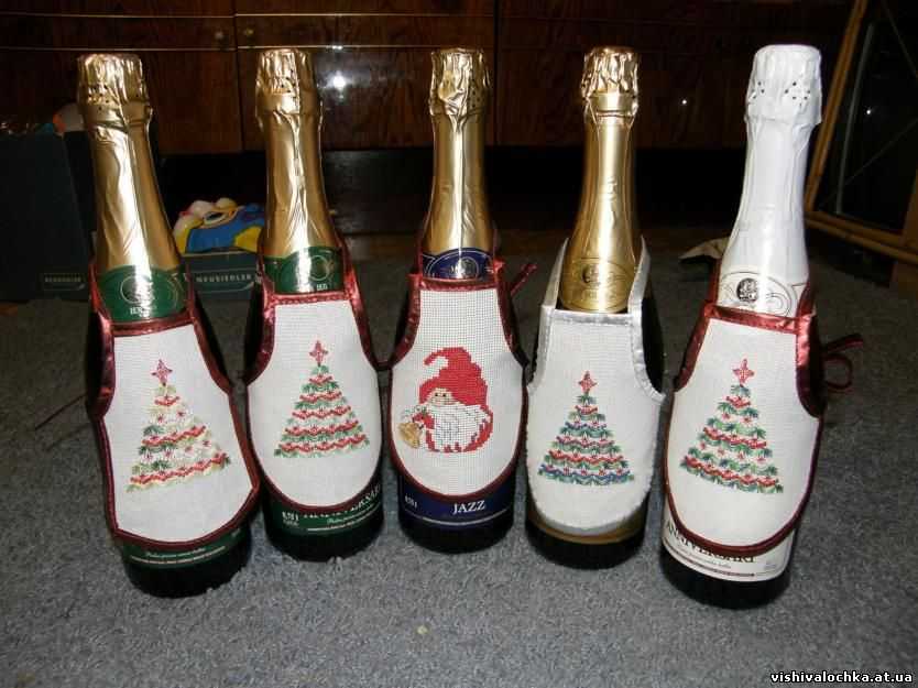 Новогодняя одежда для бутылки шампанского крючком способна превратить обыкновенную бутылку шампанского в эксклюзивный подарок ручной работы