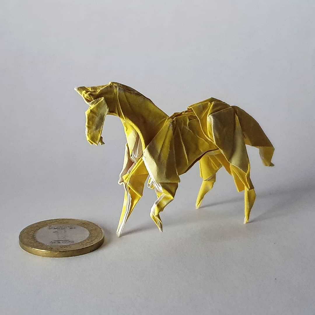 Изготовить простую фигурку лошадки выполненную в технике оригами можно быстро даже если нет навыков и опыта в данном виде искусства достаточно следовать описанию и схеме