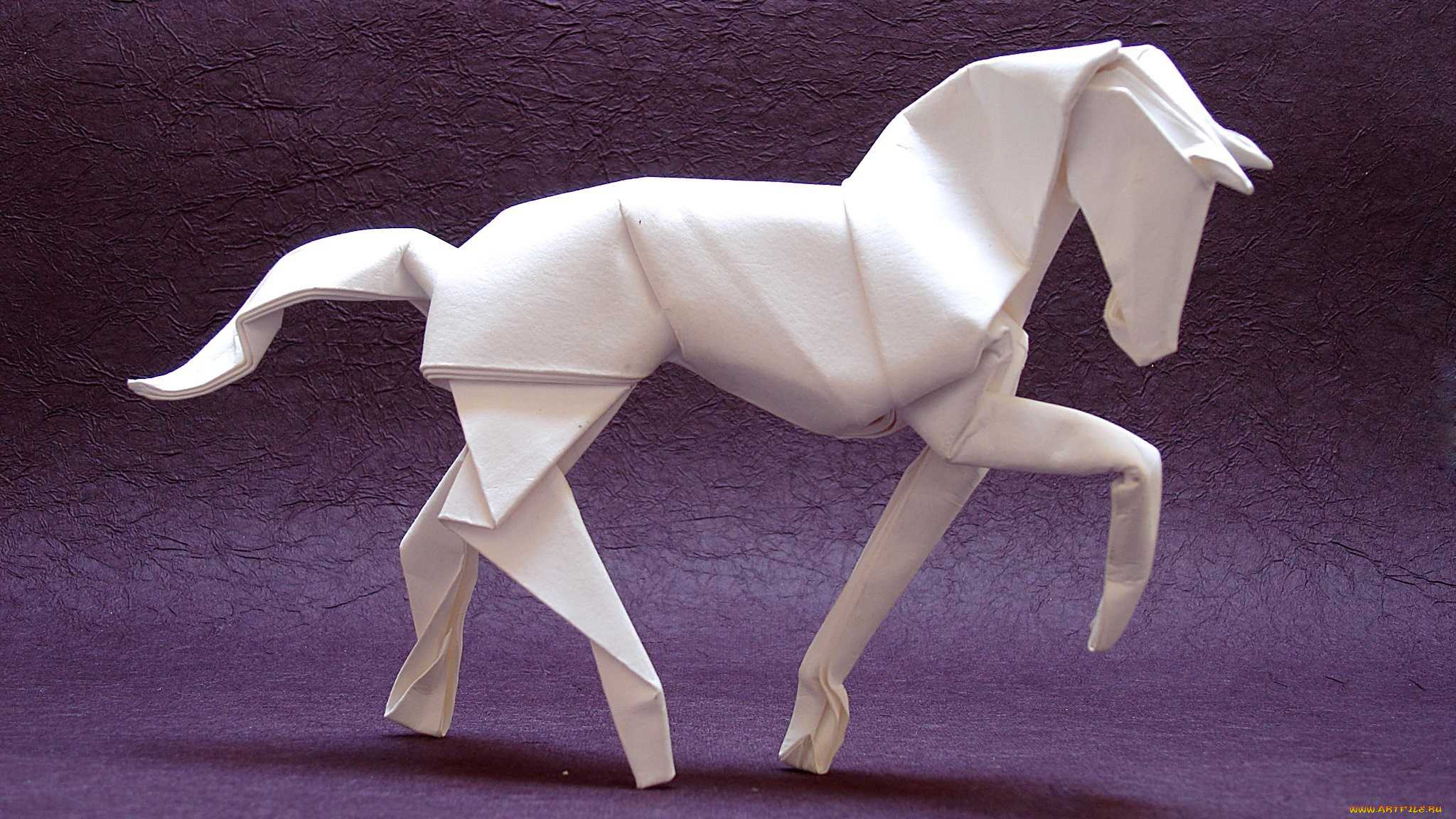 Изготовить простую фигурку лошадки выполненную в технике оригами можно быстро даже если нет навыков и опыта в данном виде искусства достаточно следовать описанию и схеме
