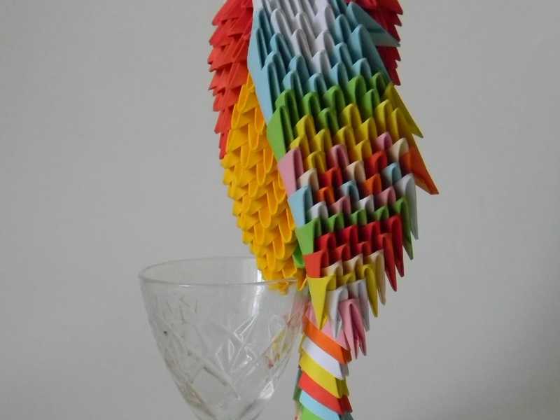 Оригами попугай – это модульное оригами средней сложности мы расскажем подробно как правильно его сделать получается очень красивый оригами попугай