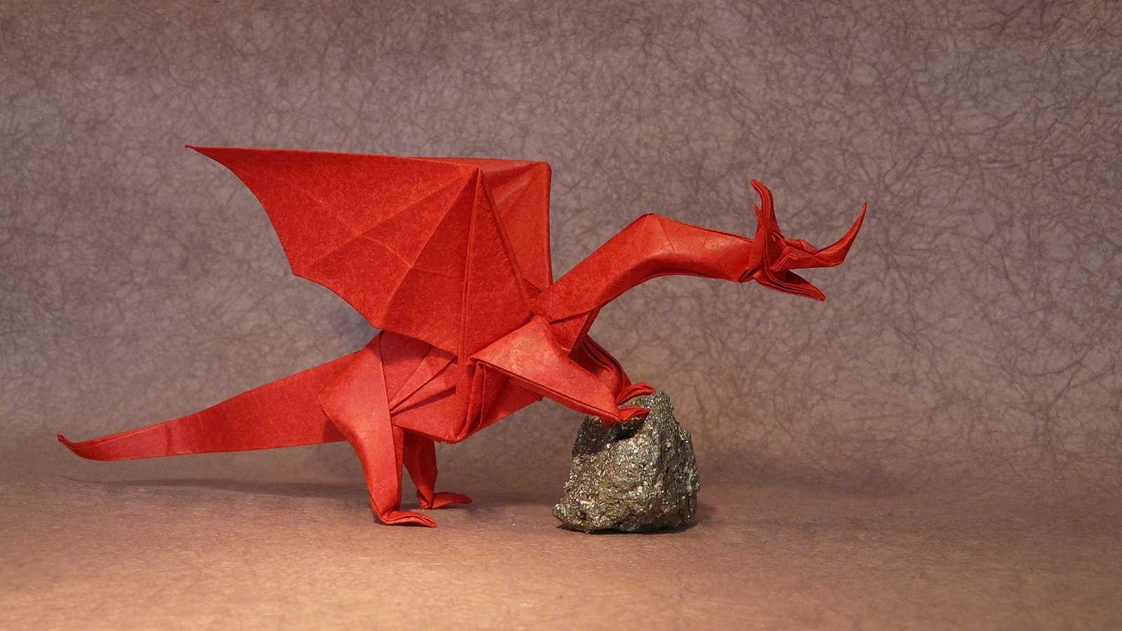 Чтобы сделать самостоятельно фигурку трехглавого дракона из бумаги в технике оригами вам понадобится немного времени желания и подробные схемы и описания процесса работы