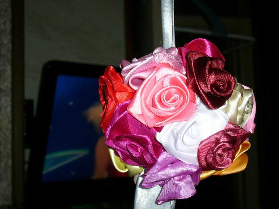Атласные розы. цветы из атласных лент своими руками пошаговая инструкция. букет из лент