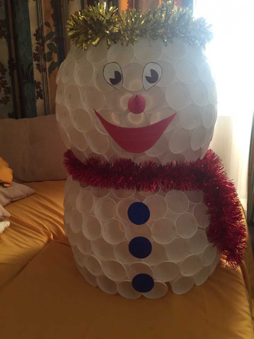 Снеговик из стаканчиков с гирляндой. снеговик из пластиковых стаканчиков своими руками пошагово — инструкции с фото и видео