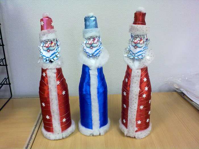 Декор предметов новый год вязание крючком дед мороз и снегурочка на бутылке - пряжа