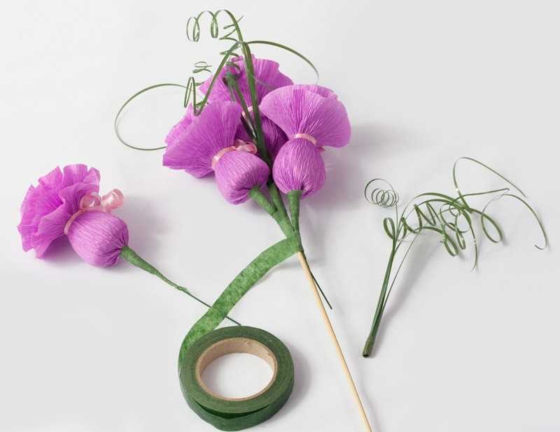 Тюльпаны из гофрированной бумаги с конфетами своими руками — пошаговая инструкция