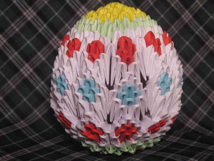 Одна из любимых пасхальных традиций – одаривание крашенками и писанками, мы предлагаем вам в этом году смастерить собственноручно яйцо оригами и презентовать эту поделку кому-то из родных и близких