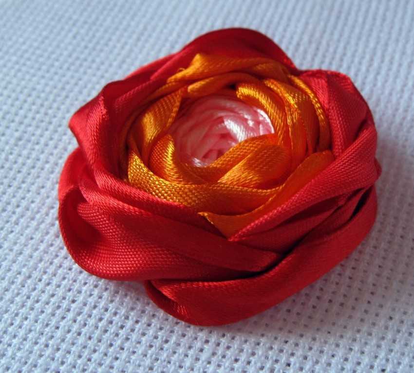 Добрый день, уважаемые рукодельницы В этом уроке я научу вас, как вышивать мелкие розы, а также простые листики и с усложнением Мы освоим с вами вышивку лентами розы-паутинки
