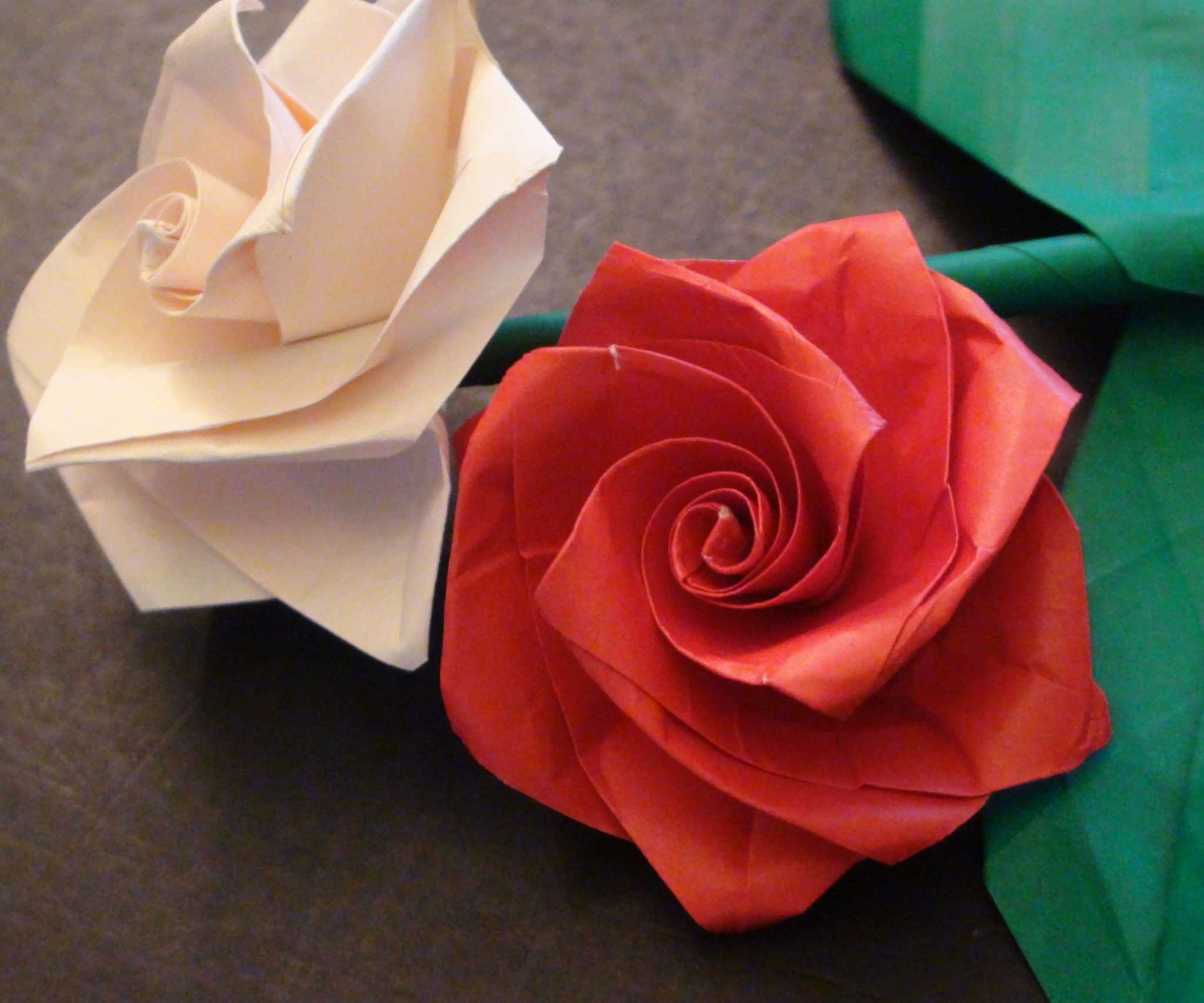Оригами из бумаги – увлекательное занятия для детей и взрослых Все операции выполняются своими руками поэтапно согласно схемам Из бумаги можно сложить цветы коробочку животных новогодних персонажей кораблик и многое другое
