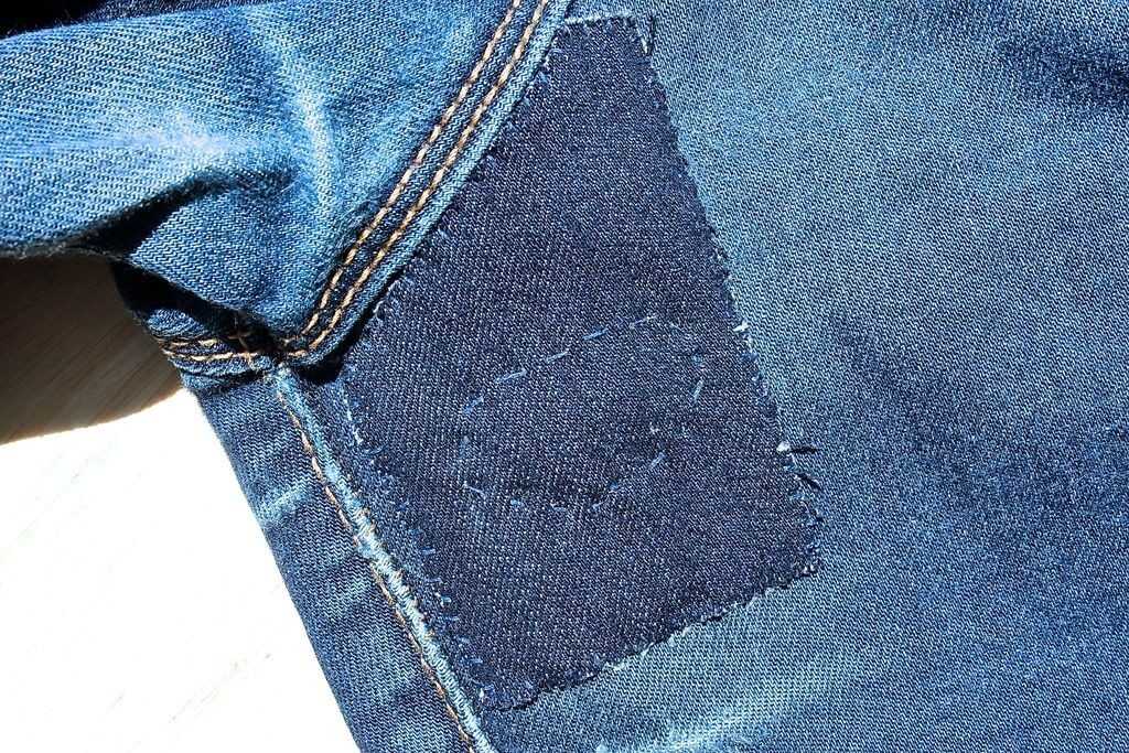 Как зашить дырку на джинсах: между ног, на коленке, вручную