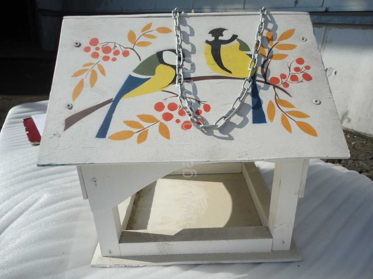 Как украсить кормушку для птиц: способы оформления кормушек из дерева, пластика и картона