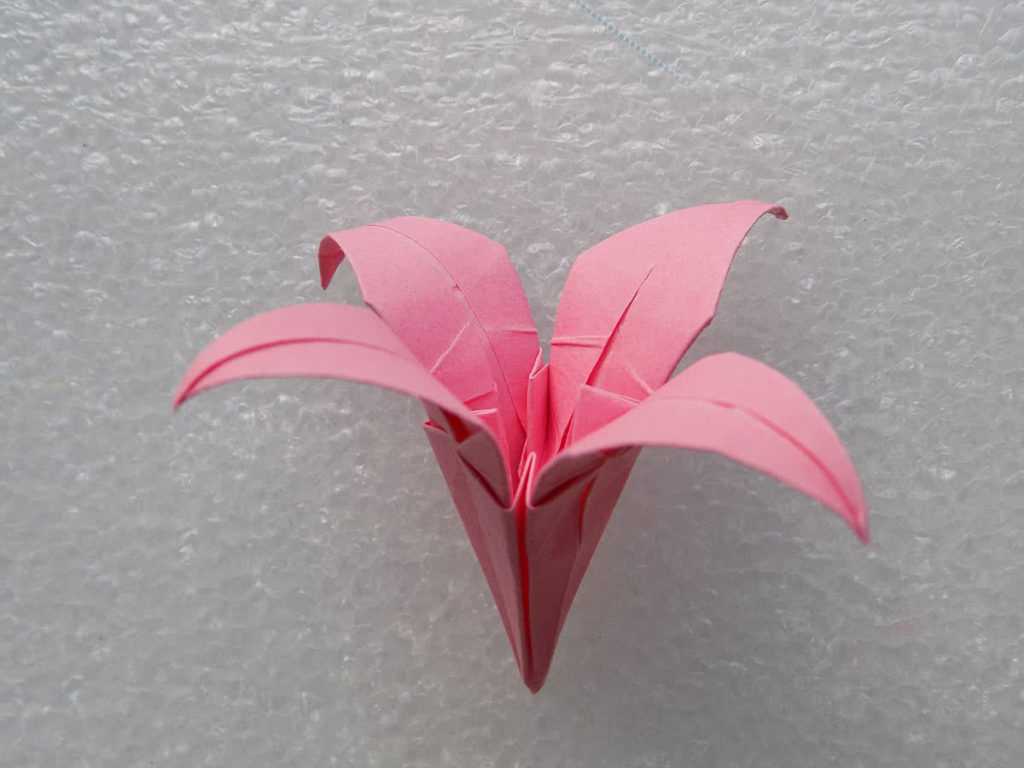 Простая схема сборки цветка лилии оригами предоставленная в этой статье позволит быстро и легко сложить самостоятельно из бумаги красивую поделку без какого-либо труда