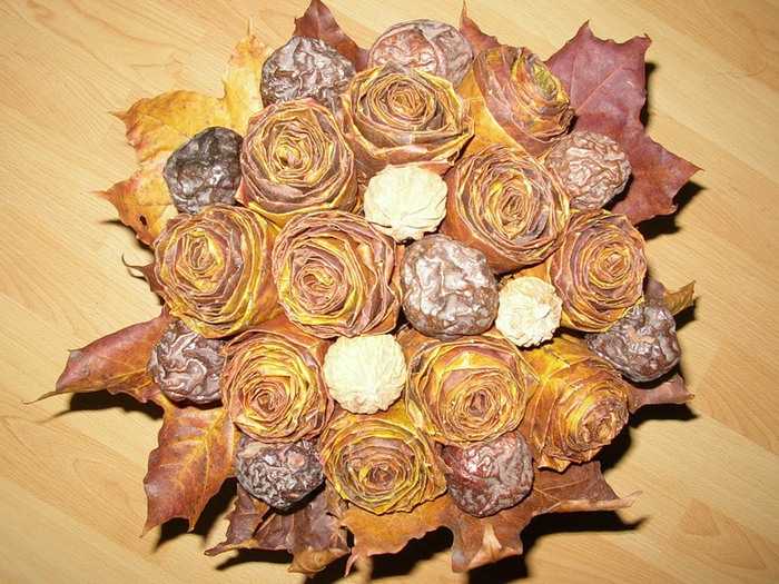 Из листьев клена березы или рябины можно сделать прекрасные розы которые украсят как интерьер так и осеннее тематическое мероприятие