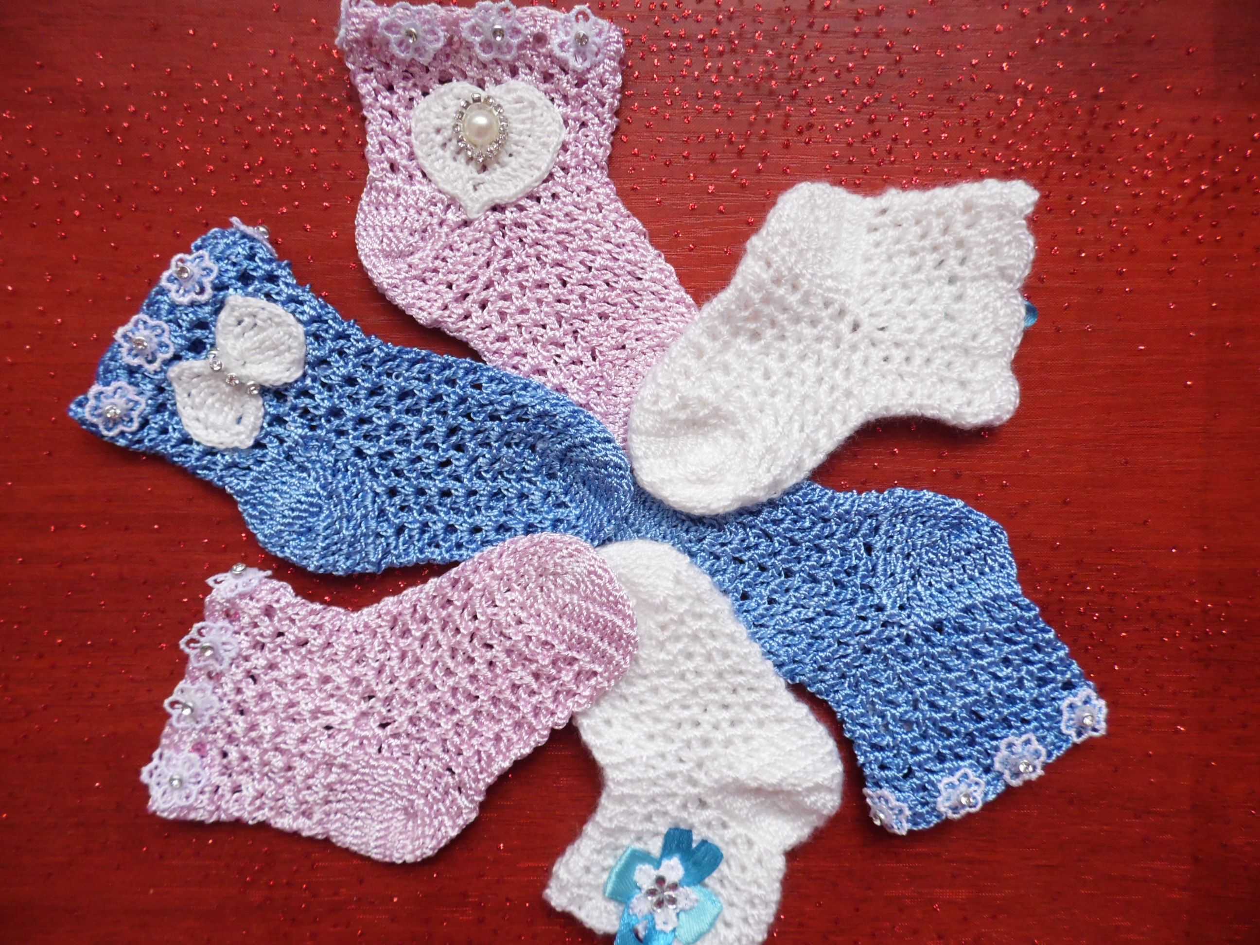 Вязание носочков новорожденному. Носочки для новорожденных крючком. Носки для младенца крючком. Ажурные носки для новорожденных. Детские носочки вязаные крючком.