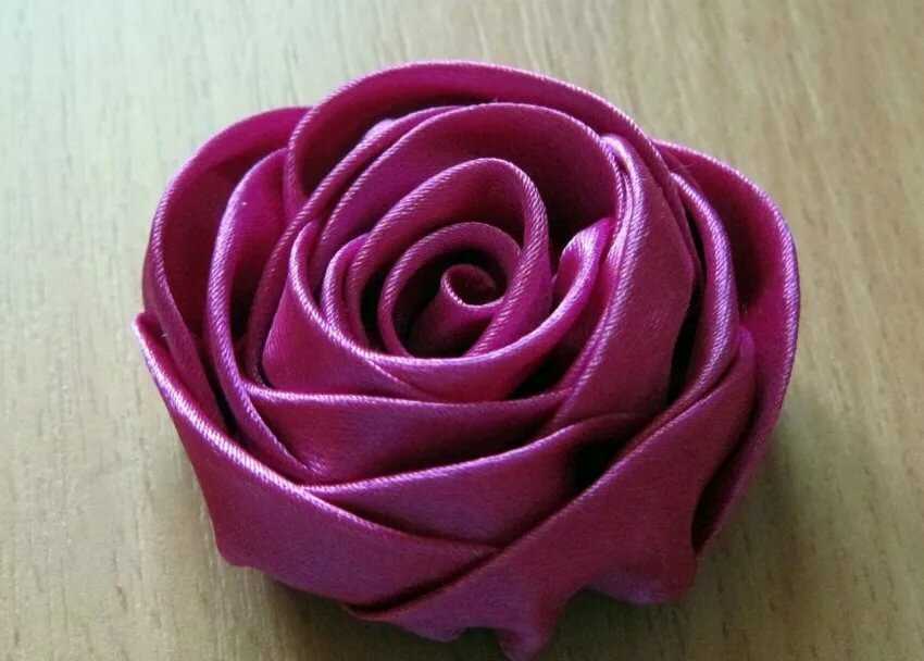 Мастер класс по вышивке лентами «Роза  В этом мастер классе я покажу, как сделать розу из лент в вышивке То есть, как вышить розу Вышивала я на ткани габардин
