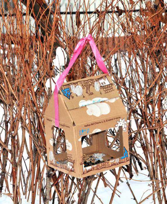 Кормушка для птиц из коробки (18 фото): как сделать своими руками кормушку из пачки молока или сока? как делать ее из картонной обувной коробки?