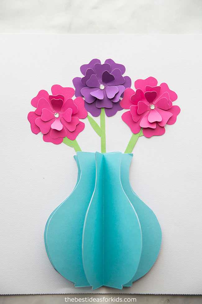Прекрасная ваза из бумаги с объёмными цветами, выполненная своими руками