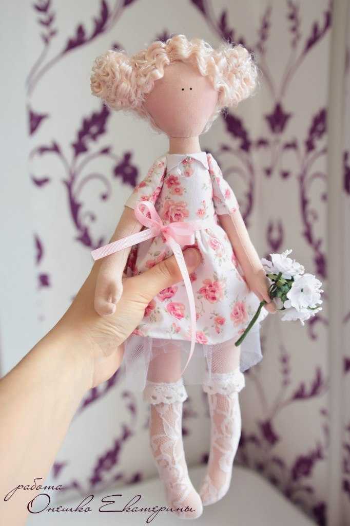 Тильда своими руками - пошаговые мастер-классы с выкройками. ткани для создания авторской куклы (тело, одежды, волосы, набивка), как оформить лицо куклы.