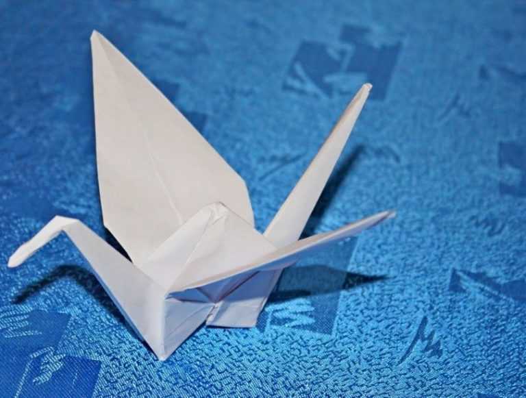 Бумажный журавлик в технике оригами