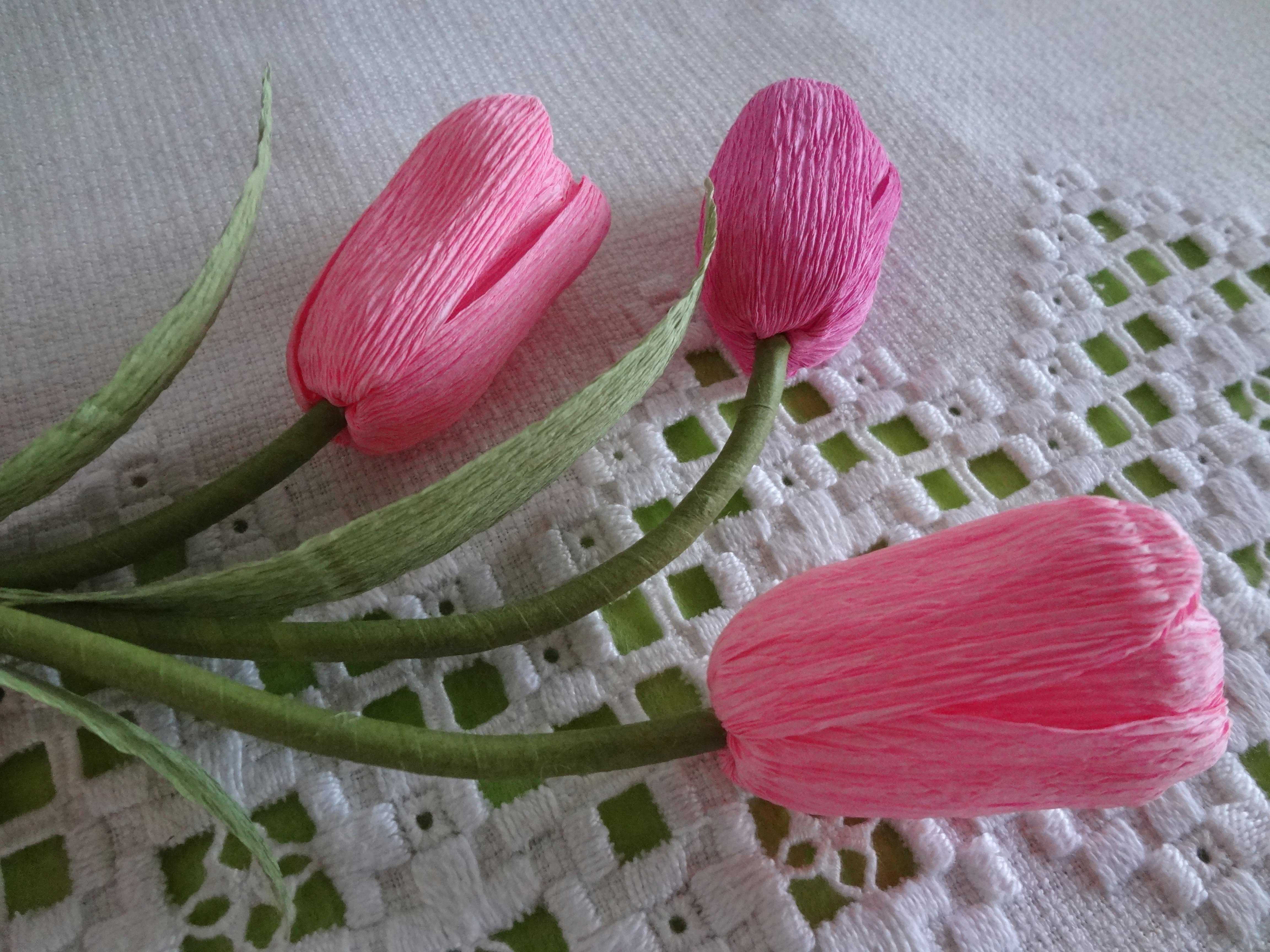 Тюльпаны из гофрированной бумаги с конфетами своими руками — пошаговая инструкция