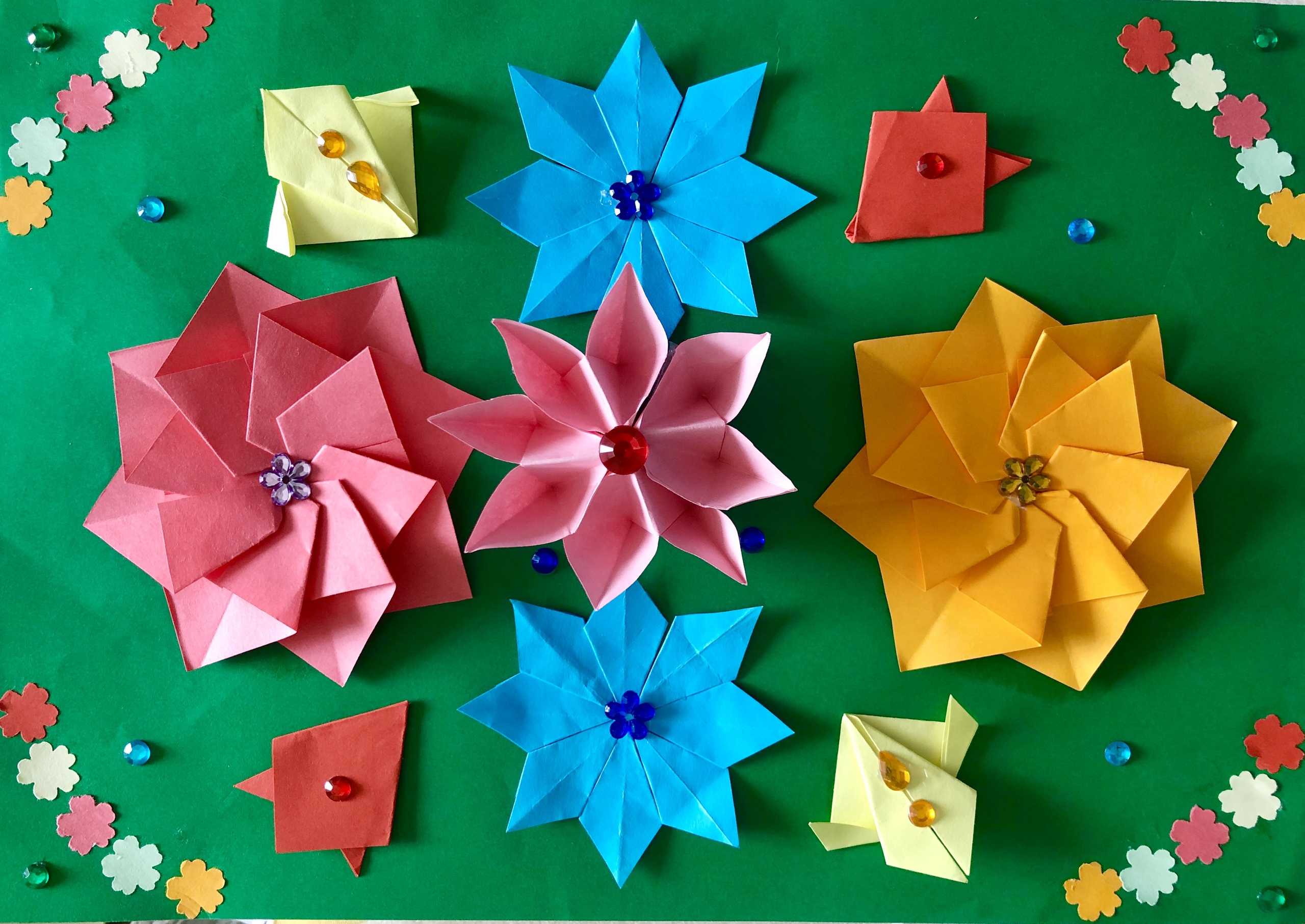 Оригами цветок памяти. Оригами цветок. Аппликация с элементами оригами. Оригами цветы для открытки. Цветы из квадратиков бумаги.