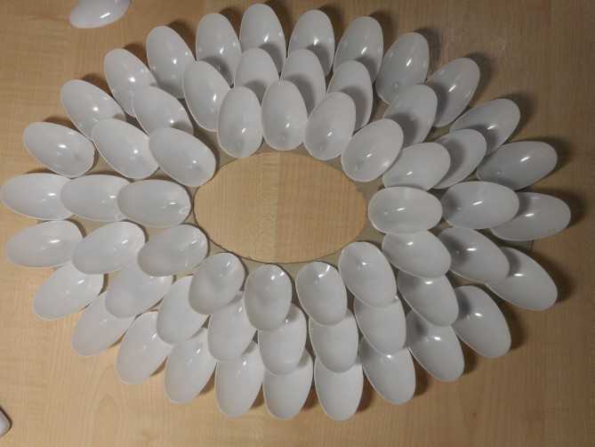 Поделки из пластиковых ложек — что можно сделать из одноразовой пластиковой посуды своими руками