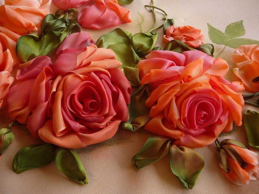 Красивых роз лентами. Вышивка лентами розы. Розы вышитые атласными лентами. Вышить розу лентами.