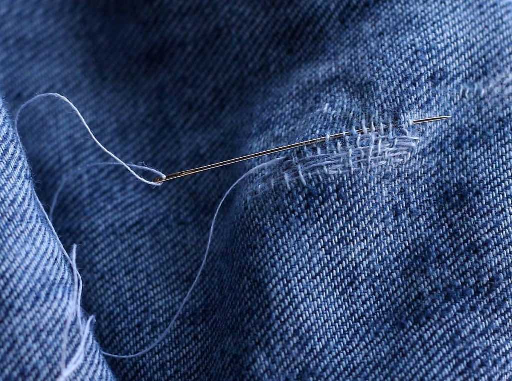 Как красиво зашить или замаскировать дырку на джинсах - лайфхакер